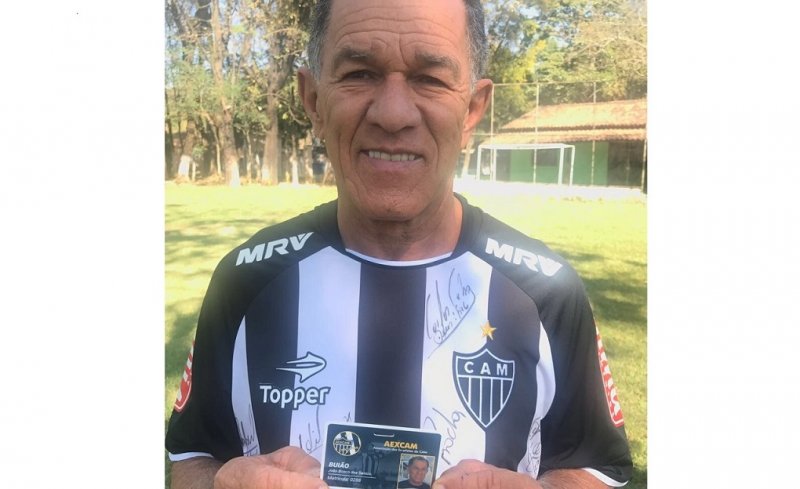 Nosso ídolo eterno Buião recebendo sua carteira de associado da AEXCAM - AEXCAM